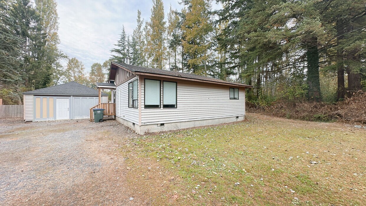 Primary Photo - Affordable 3bdrm/1 bath home with storage ...