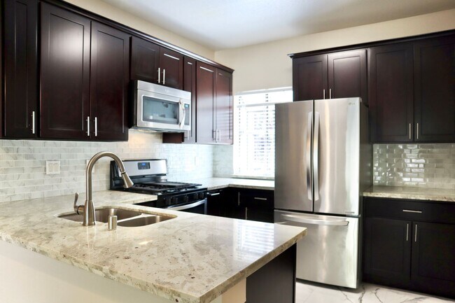 Foto del edificio - Charming condo in Fremont in a beautiful community – HUGE balcony!