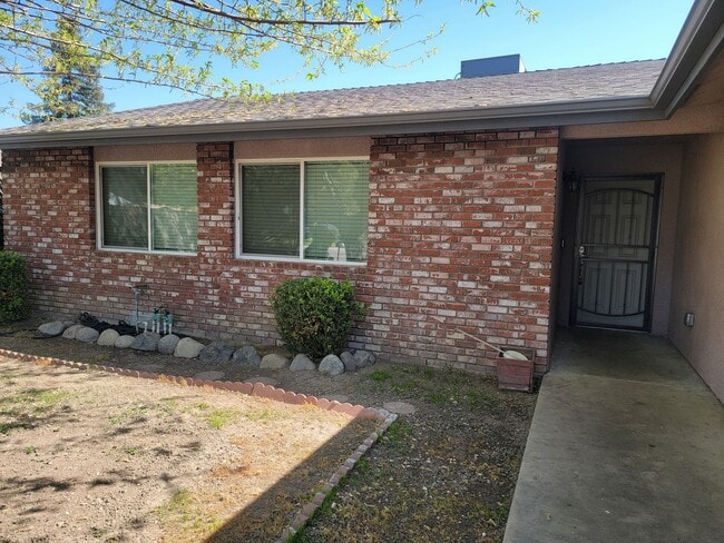 Foto del edificio - Beautiful 3 Bedroom 2 Bathroom Home in SW Visalia!