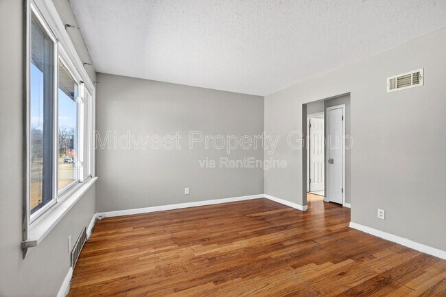 Foto del edificio - 8280 Frost Ave