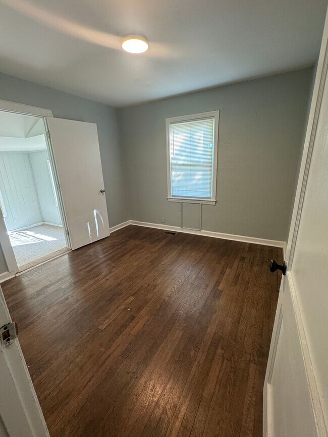 Foto del edificio - Knoxville 37915 - Adorable 3 bedroom, 1 bath cottage - Contact Lisa Vineyard or Shannon Russell 8...