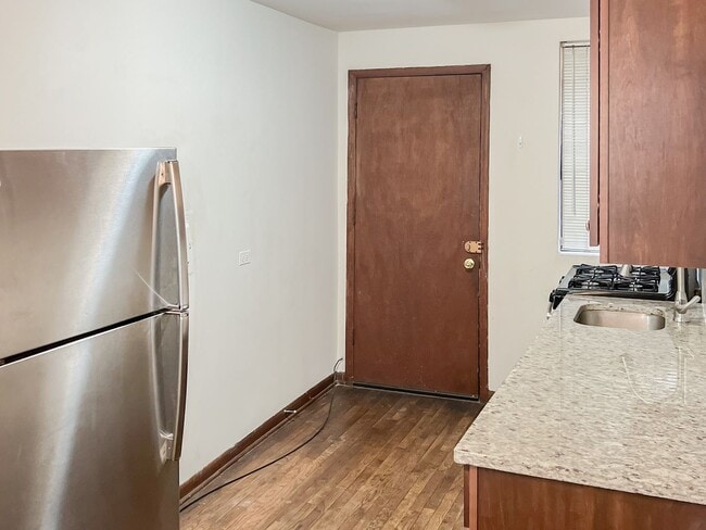 Building Photo - 877 W Lill Ave