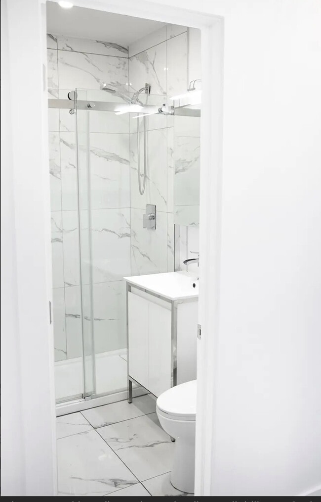 Building Photo - 5480 Av Coronation