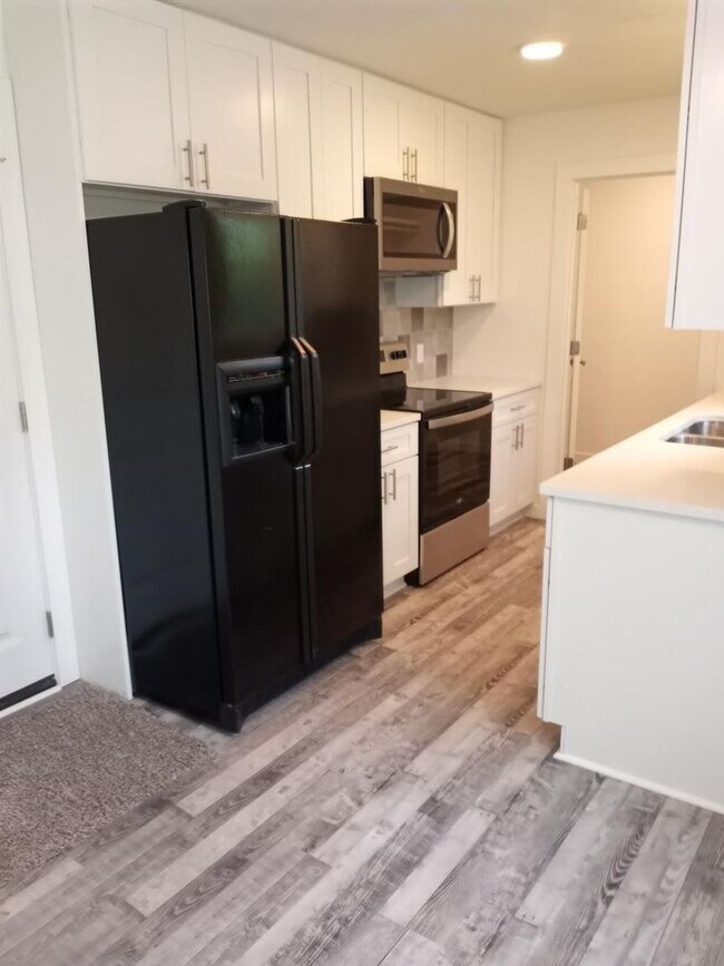 Foto del edificio - Fully Remodeled 3 Bed / 2 Bath Home with 2-Car Garage