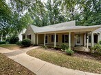 Foto principal - Charming 3 Bedroom Home - Fenced In Back Yard