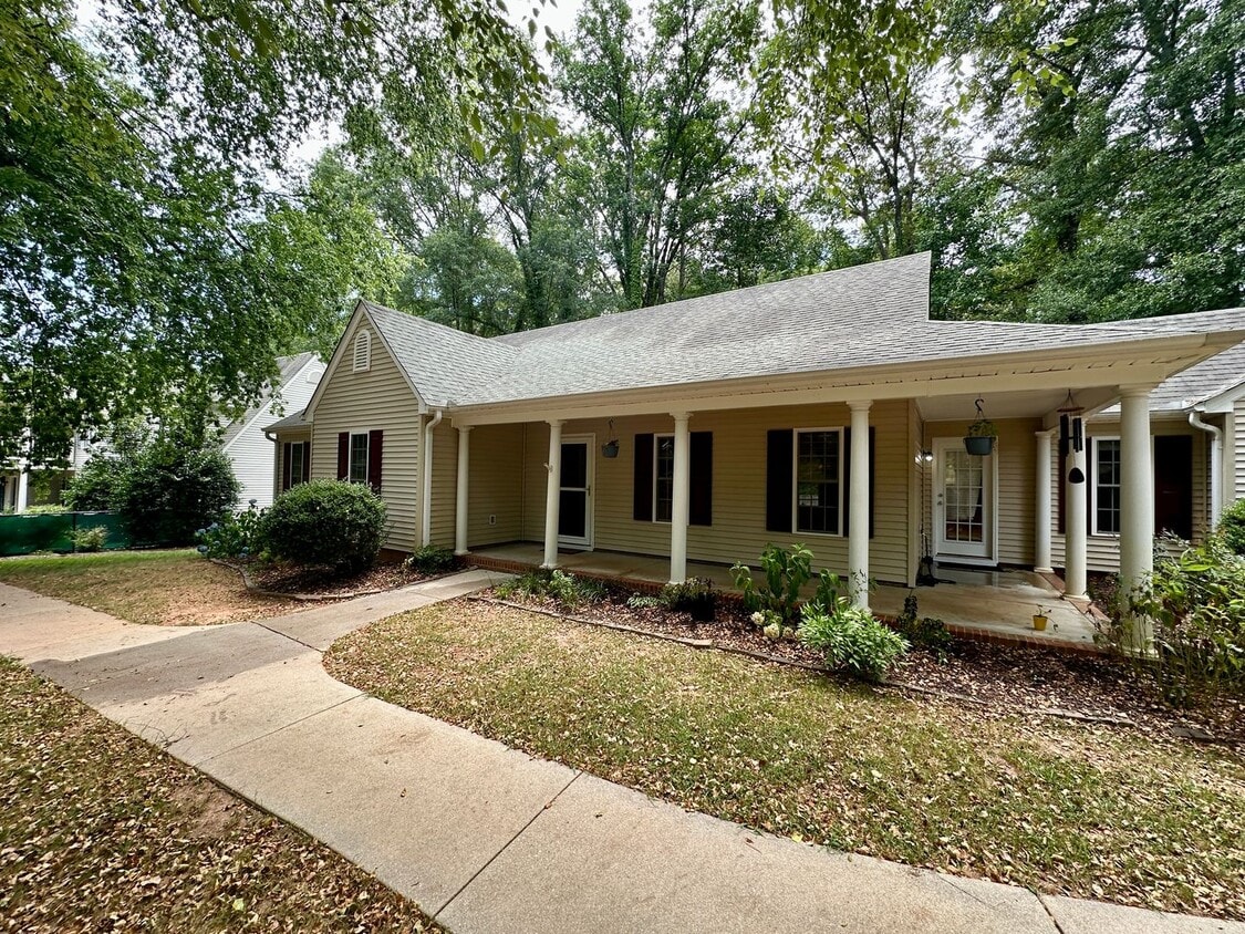 Charming 3 Bedroom Home - Fenced In Back Yard - Charming 3 Bedroom Home - Fenced In Back Yard
