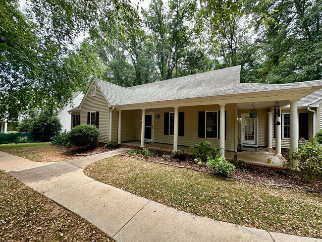 Foto del edificio - Charming 3 Bedroom Home - Fenced In Back Yard