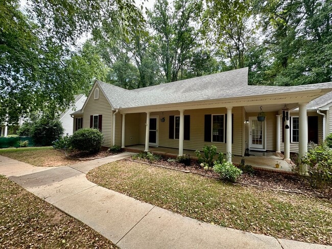 Photo - Charming 3 Bedroom Home - Fenced In Back Yard