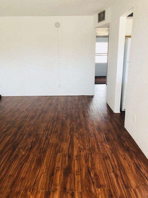 Building Photo - 2405 N Oleander Ave