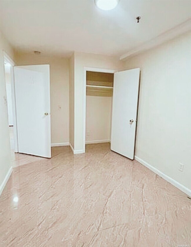 Foto del edificio - 64-22 Wetherole St