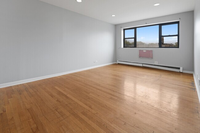 Foto del edificio - 6350 N Hoyne Ave