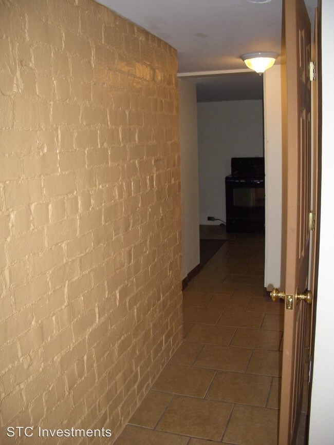 Building Photo - 1 br, 0.5 bath House - 401 W. Adams Basement