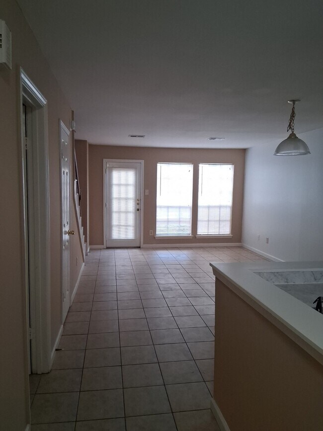 Building Photo - 2030 Plantation Dr