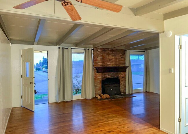 Building Photo - This pet-friendly home has an extra large ...