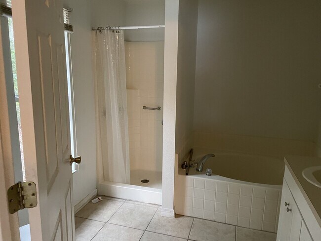 Building Photo - Beautiful 3-bedroom, 2-bath house availabl...