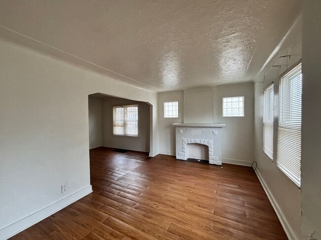 Building Photo - 15785 Pinehurst St