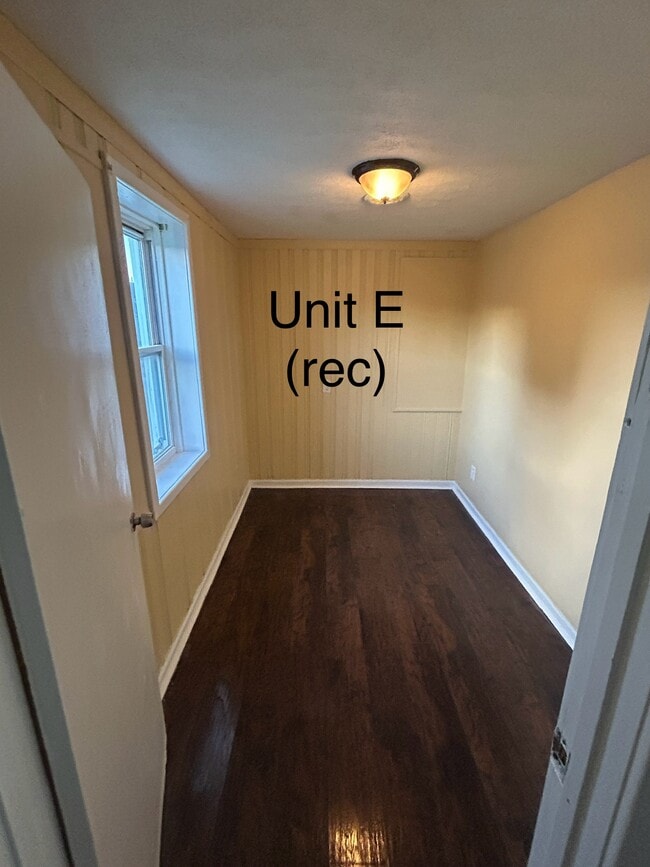 Building Photo - Seneca Ave