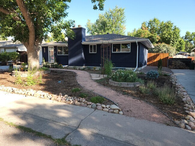 Jardín y sendero con paisajismo xerófilo. - 3485 W Powers Pl