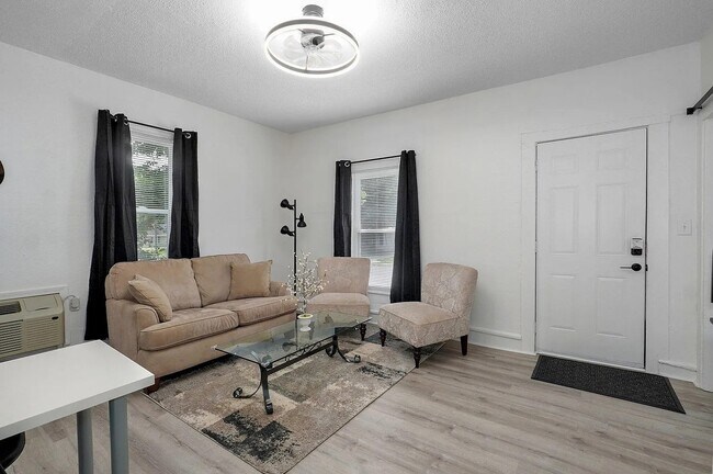 Foto del edificio - 1464 N Johnston Ave