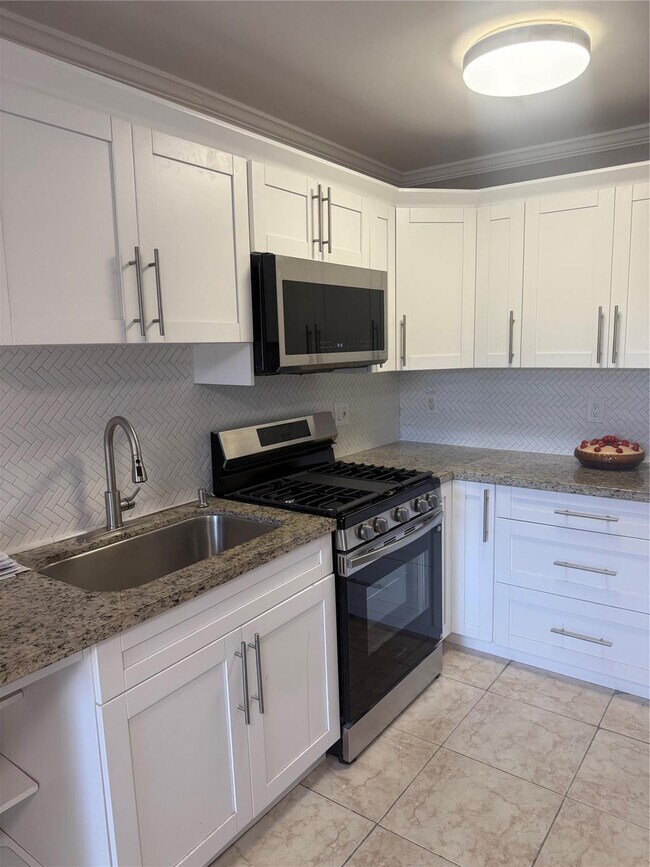 Building Photo - 20251 NE 2nd Ave