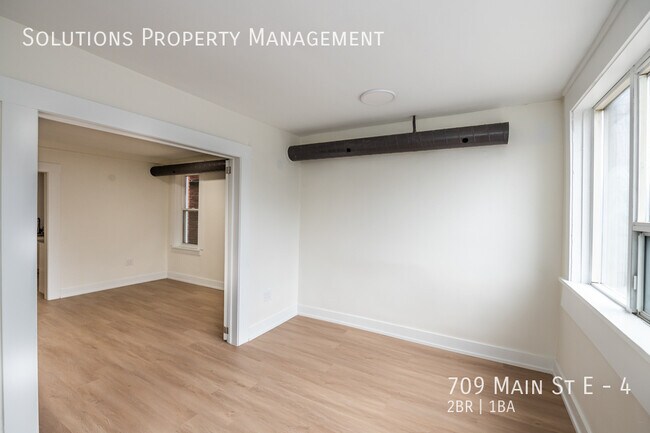 Photo du bâtiment - **Newly Renovated 2 Bedroom Unit**