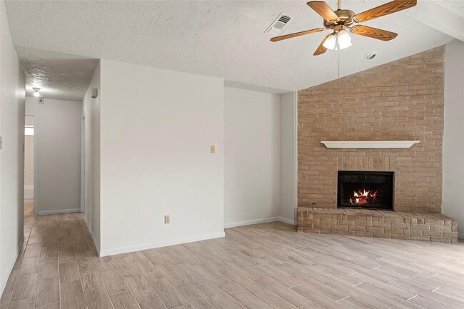 Building Photo - 6911 Prairie Village Dr
