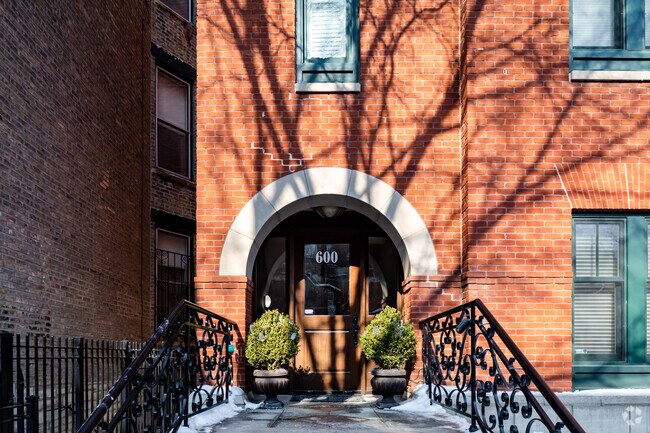 Entrada - 600 W Belden Ave