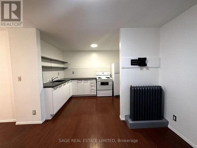 Building Photo - 1130 Queen St W