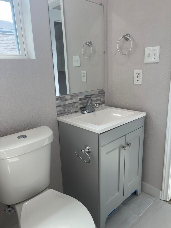 BAÑO - 4115-1 Avenue M