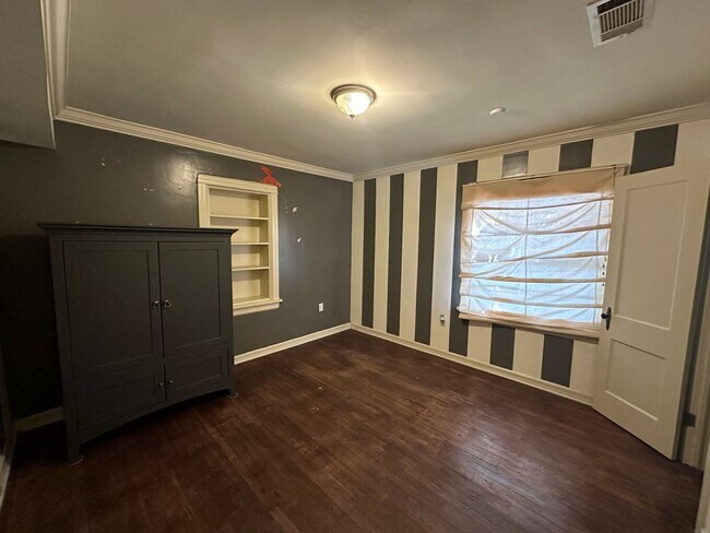 Foto del edificio - Charming 2bedroom could use one of the roo...