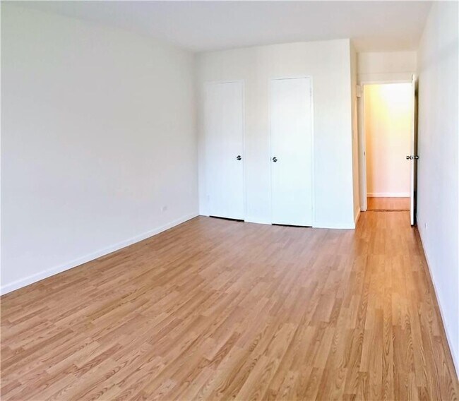 Foto del edificio - 2299 E 13th St