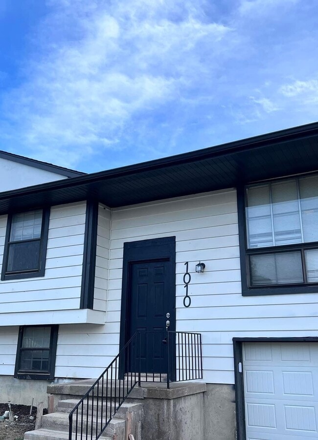 Building Photo - 1010 Montclair Dr