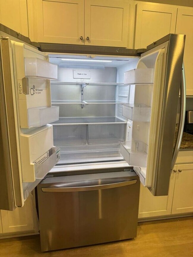 Building Photo - 5 Bedroom Home Located within walking dist...