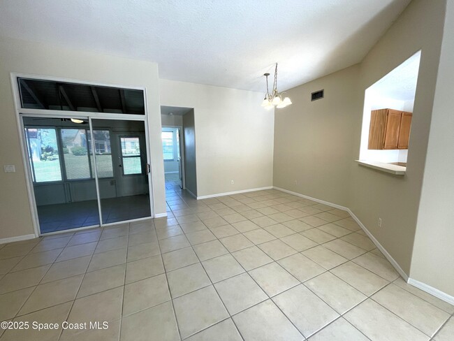 Building Photo - 740 Spring Valley Dr