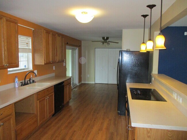 Building Photo - Fantastic Tri-Level 4 Bedroom/2.5 Bath Hom...