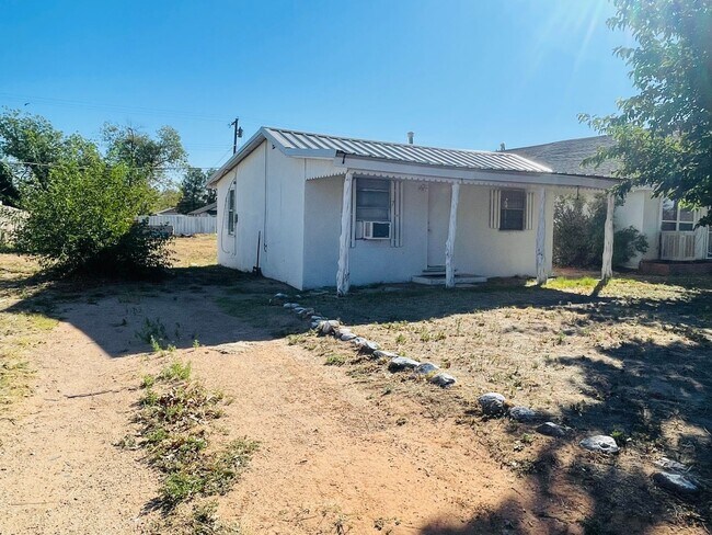 Foto del edificio - 705 S Ave B - 1 Bedroom