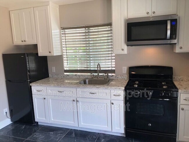 Foto del edificio - 318 E Heath Ln