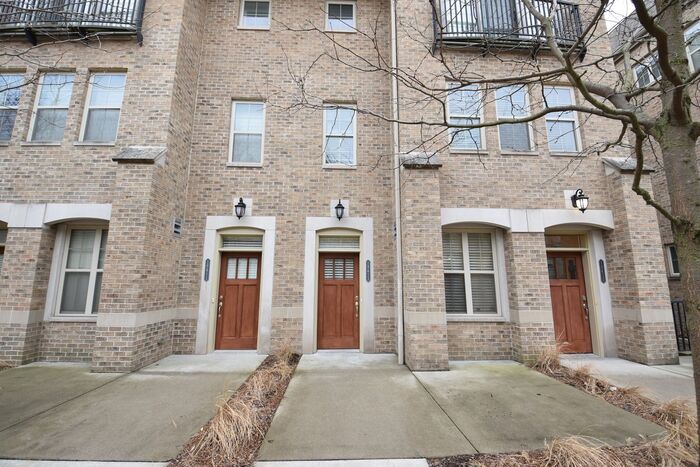 Primary Photo - 3 bedroom 2 bath Ivy Quad Townhouse for lease