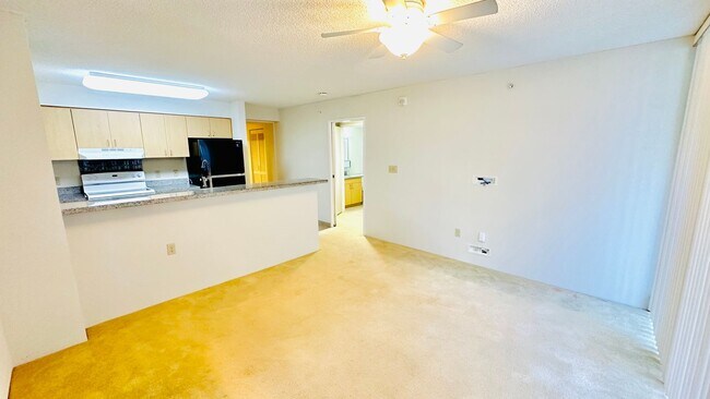 Foto del edificio - Diamond in the rough 1 bedroom with den in Honolulu!
