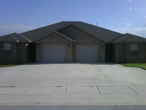 Building Photo - 918 Oakwood Ln