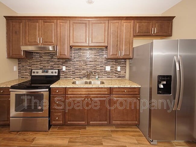 Building Photo - 126 Logan St