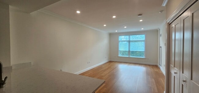 Building Photo - Luxury 1-Bed with Laundry in Unit
