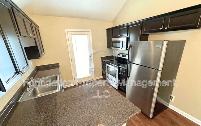 Foto del edificio - 4036 Sunset Lake Ln