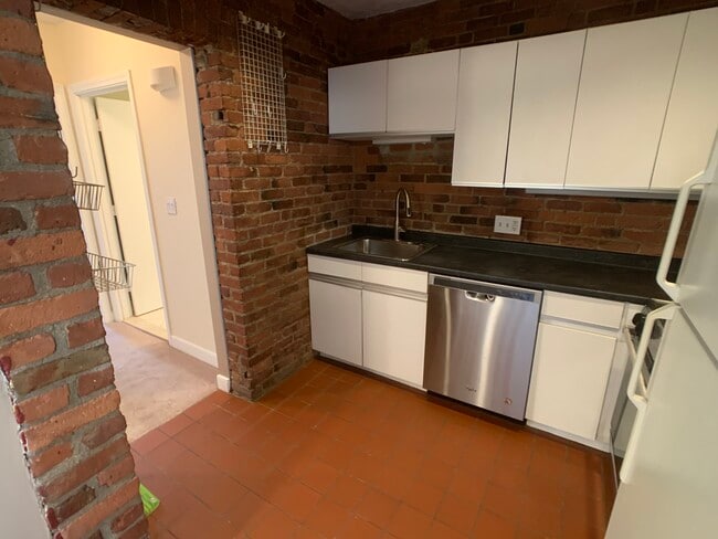 Building Photo - 110 Riverway
