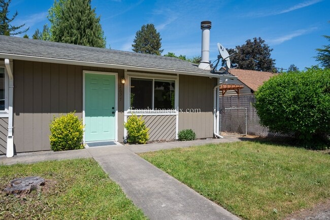 Building Photo - Classic 2BD|1BA Duplex in Near Powell Butte