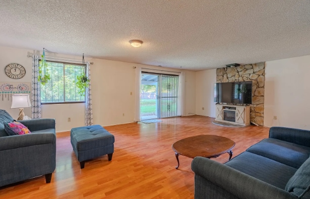 Building Photo - 608 NE Pinebrook Ave