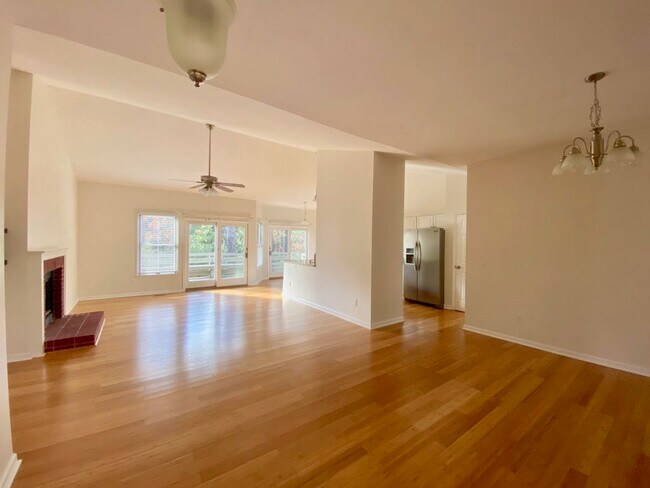 Foto del edificio - 420 Sugar Pine Dr