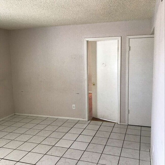 Foto del edificio - 9830 N 10th Ave