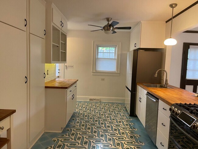 Building Photo - Adorable 3 Bedroom Located in Lindley Park...