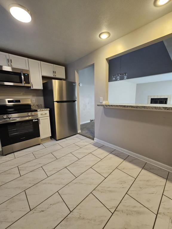 Foto del edificio - 8170 Honeysuckle Dr